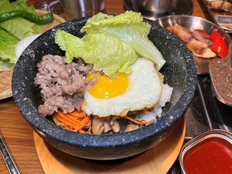 石鍋盛裝，將飯與配料拌勻。（圖片來源：喬伊絲旅行手札）