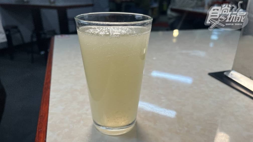 「石花露檸檬」帶點檸檬的酸，很適合搭配解膩。