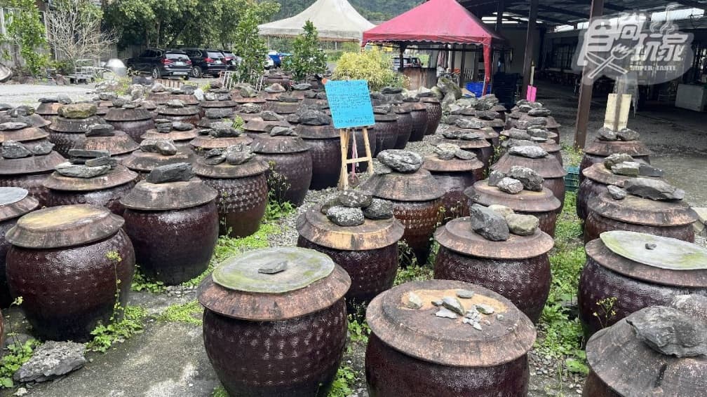 「蘭陽老媽媽手工醬油行」以手工釀造醬油聞名。
