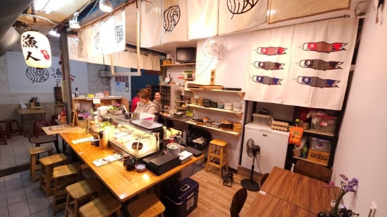 明亮店面與可愛的漁人魚旗讓人印象深刻。（圖片來源：漁人手作壽司）