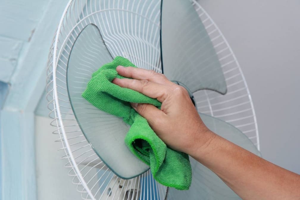 不能拆的電風扇怎麼洗？專家教１招輕鬆除垢、除灰塵，清完更涼爽又省電