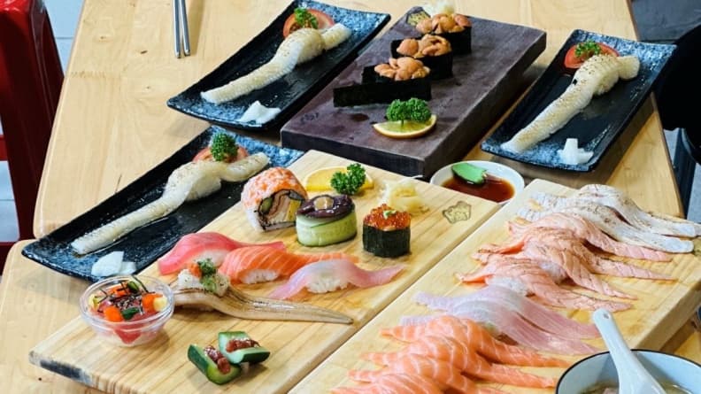 一樣的壽司、生魚片，卻有不同的料理方法。（圖片來源：鈺刺身丼）