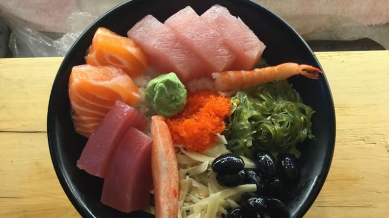 生魚片蓋飯配料豐富，色彩繽紛。（圖片來源：奇軒）