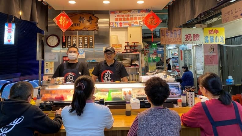 這裡可看到壽司店師傅親切迎接客人。（圖片來源：奇軒）