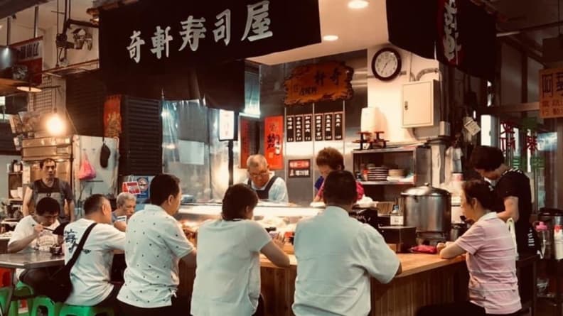 店內座位溫馨，許多顧客專注享用餐點。（圖片來源：奇軒）