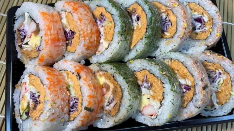 滿滿肉鬆內餡的花壽司，讓人垂涎三尺。（圖片來源：箏壽司）