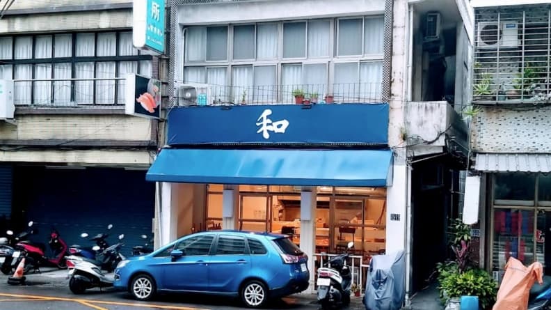 店面的藍色招牌非常醒目。（圖片來源：多馬和食）