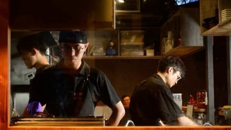店裡師傅很用心地準備每道料理上桌。（圖片來源：那間居酒屋）