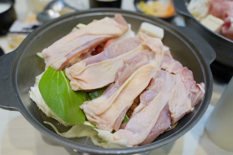 原味、麻辣、泰式酸辣、藥膳等多種湯底選擇。（圖片來源：東蛙池塘）