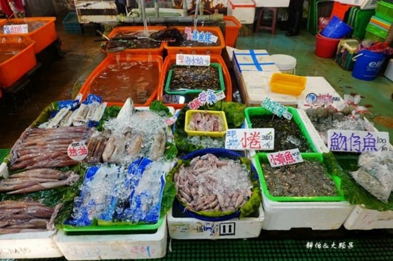 魚市內一整排的攤販擺滿了當天現撈上岸的漁獲。(圖片來源：：靜怡&大顆呆の親子.旅遊.美食）