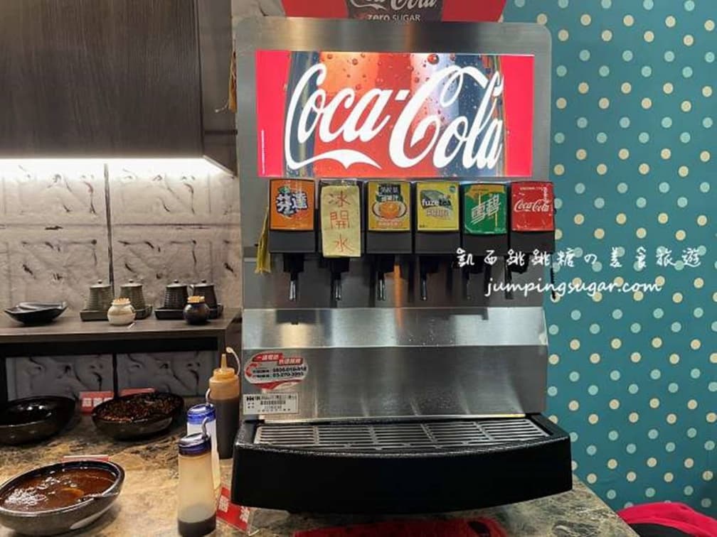 ▲三媽臭臭鍋附飲料。（圖片來源：凱西跳跳糖の美食旅遊）