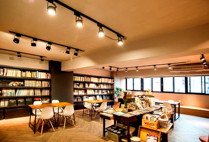 這家書店不只日本雜誌，連泰國雜誌都有