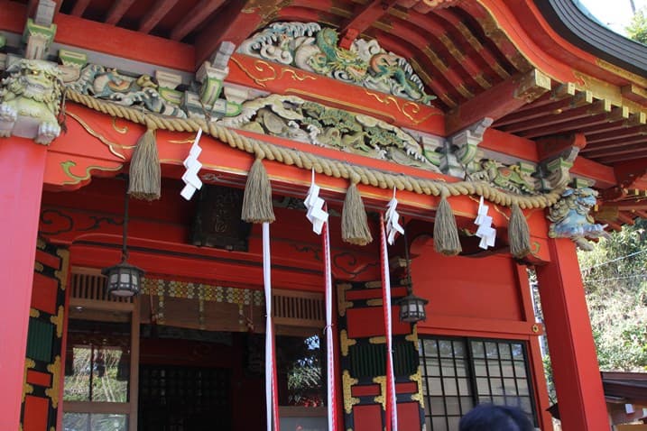 搭江之電在江之島站下車 逛神社添財運吃海味