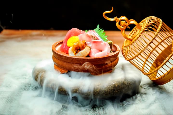 吃一口雲霧飄渺生魚片 形意料理噱頭足
