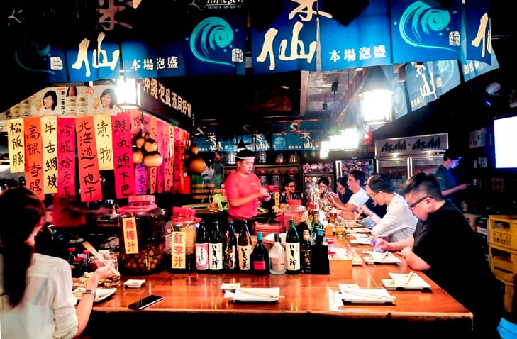 冷冷的夜喝酒吃肉取取暖！深夜居酒屋有酒，你有故事嗎？