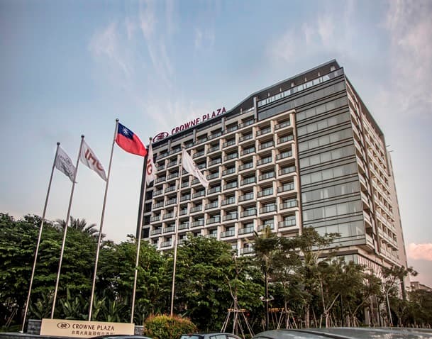 台南大員皇冠假日酒店外觀照.jpg