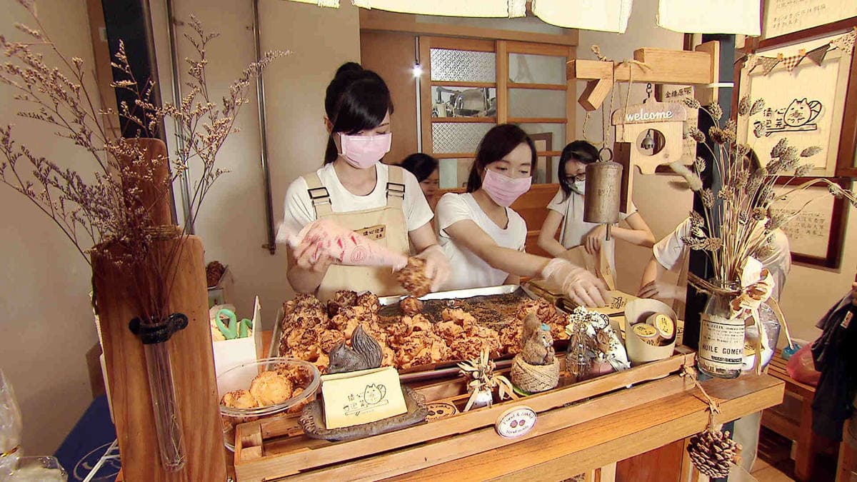 開賣前就排隊！限量泡芙現擠內餡
