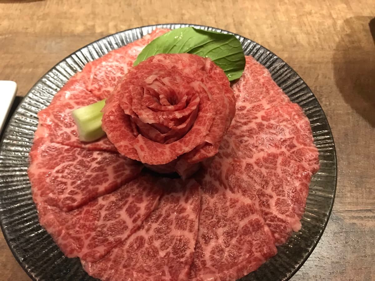 是來到水族館嗎？超銷魂水產店「花龍蝦」爆漿上桌