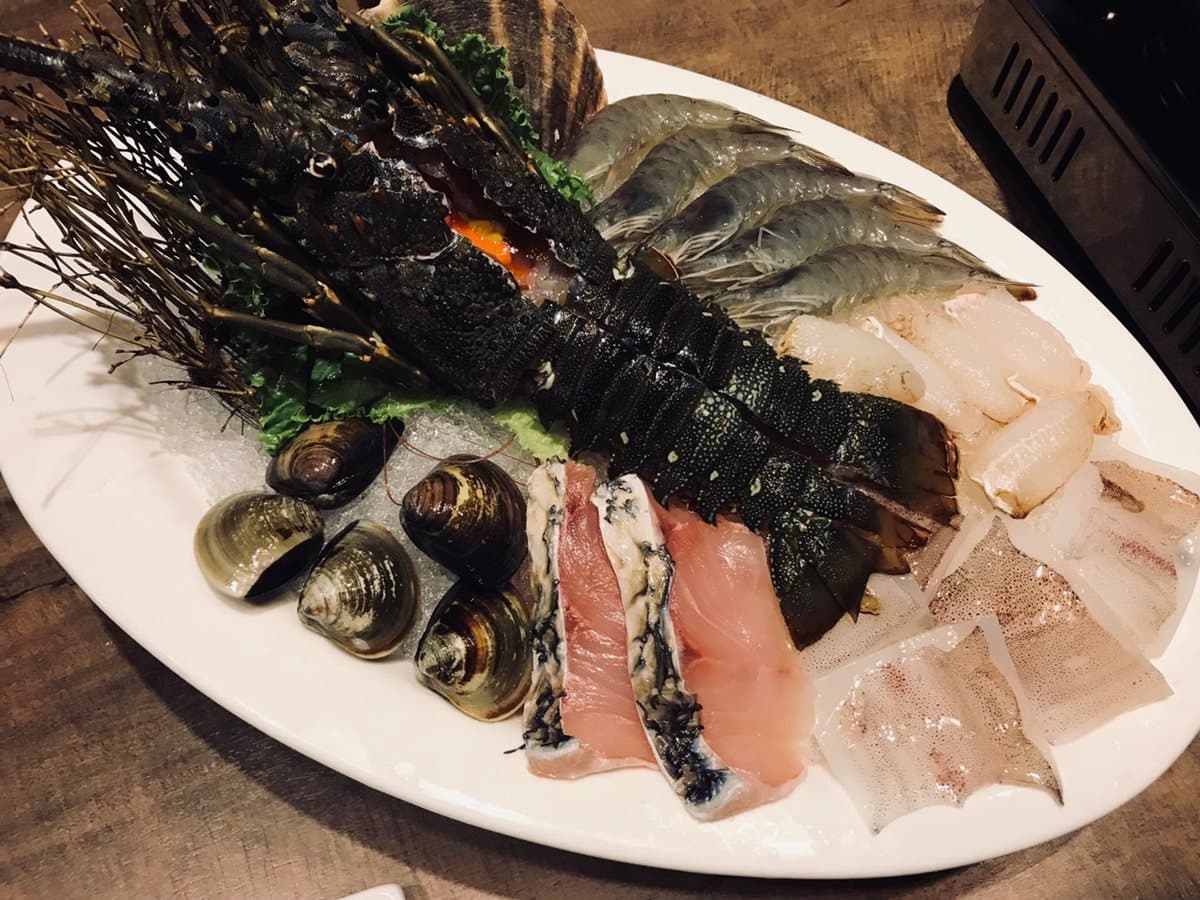 是來到水族館嗎？超銷魂水產店「花龍蝦」爆漿上桌