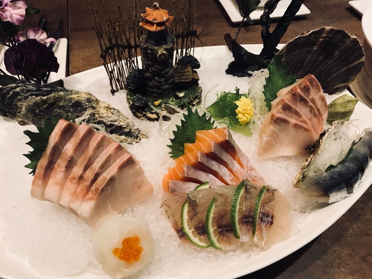 是來到水族館嗎？超銷魂水產店「花龍蝦」爆漿上桌