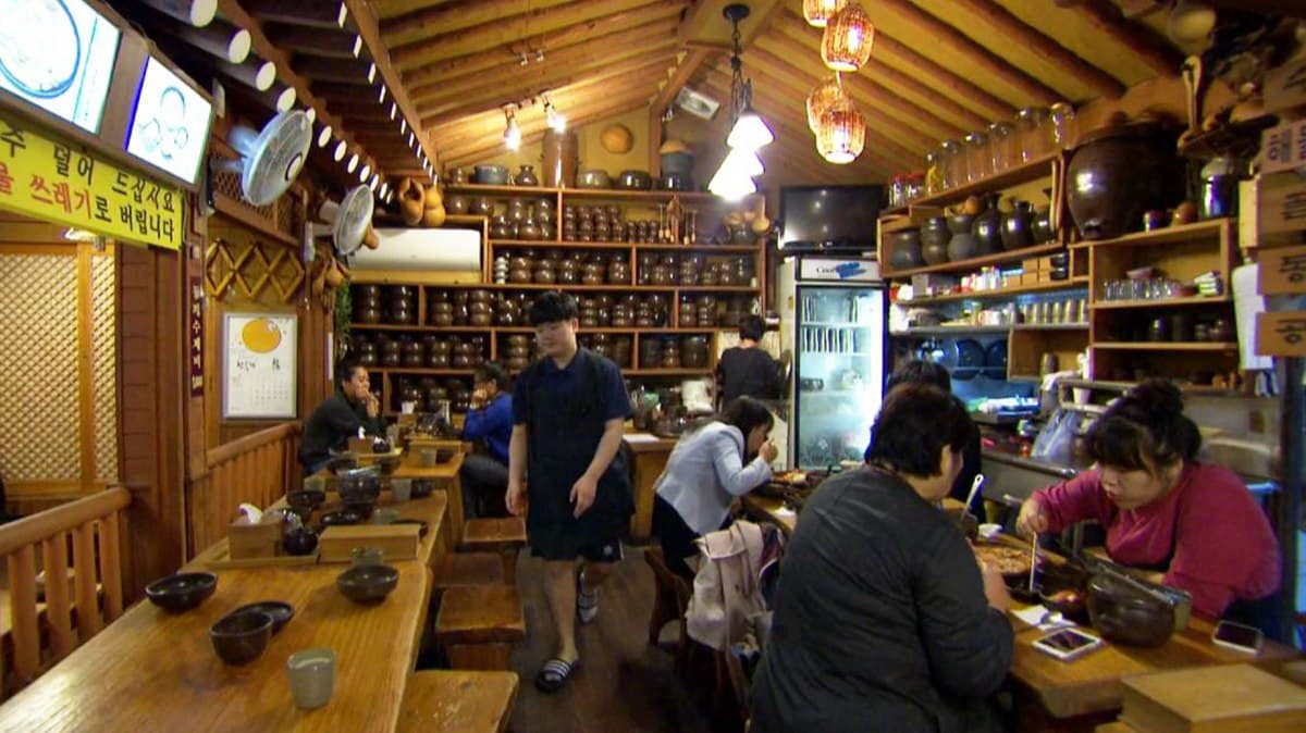 巷仔內藏美味！木造韓屋吃熱呼呼麵疙瘩