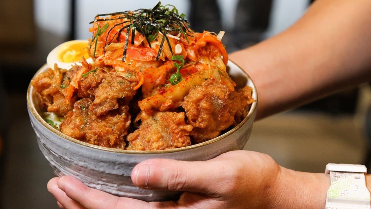料滿出來啦！北中南7家超浮誇丼飯：放整隻烤雞、蟹膏圍滿天使蝦、爆量海膽撒金箔