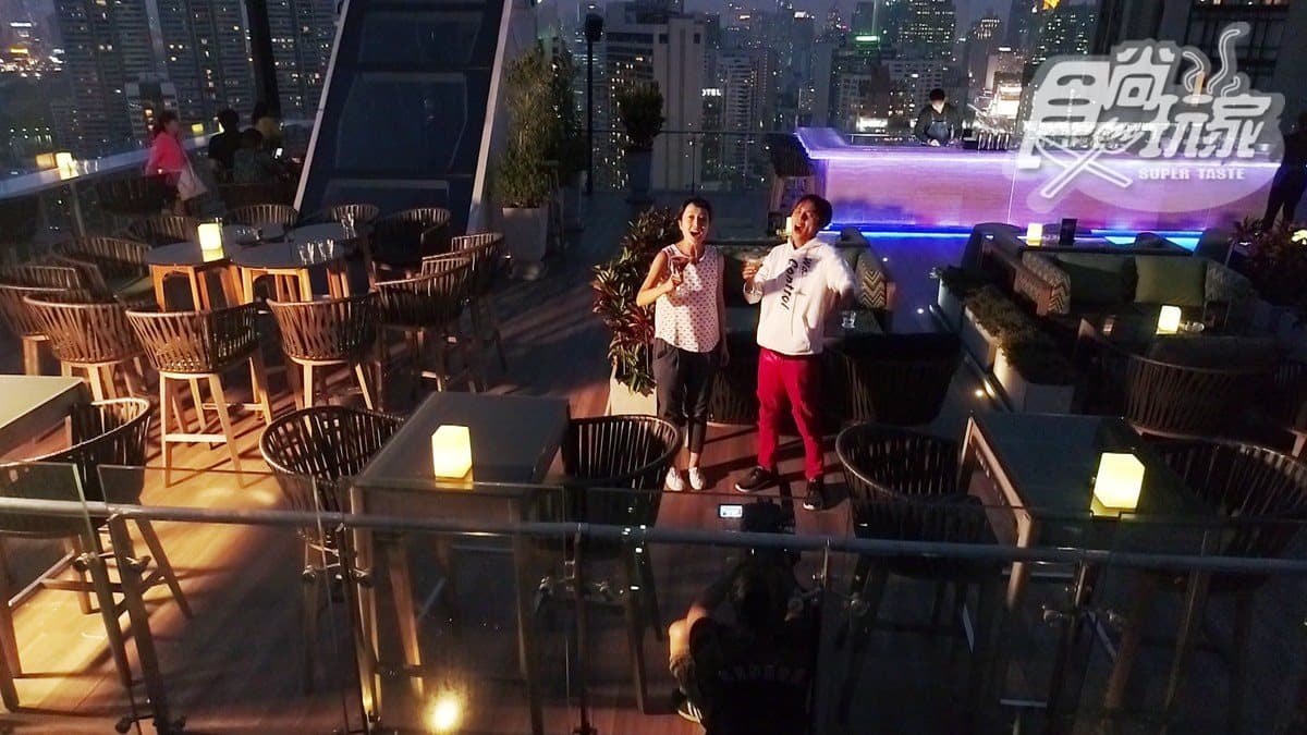 360度夜景在眼前，高空酒吧越夜越美麗！