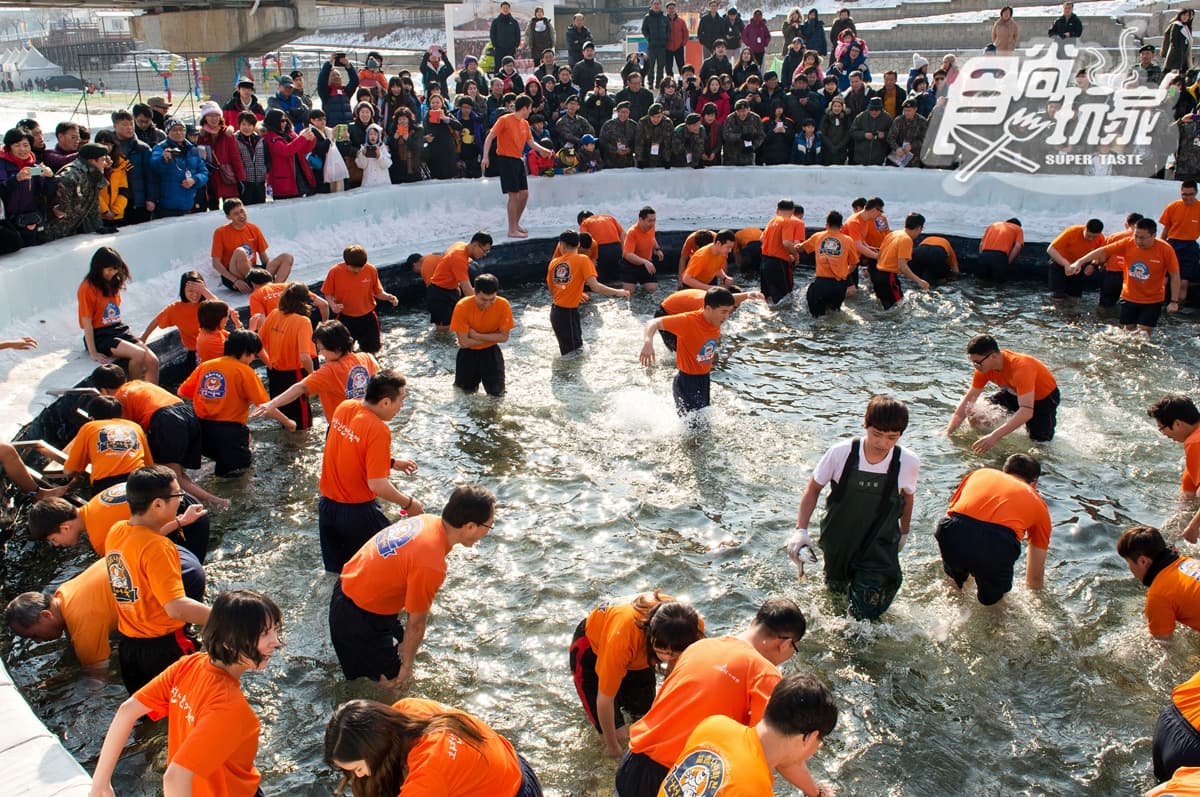 冰上釣魚、徒手抓魚、 堆雪人， 韓國超夯山川魚慶典