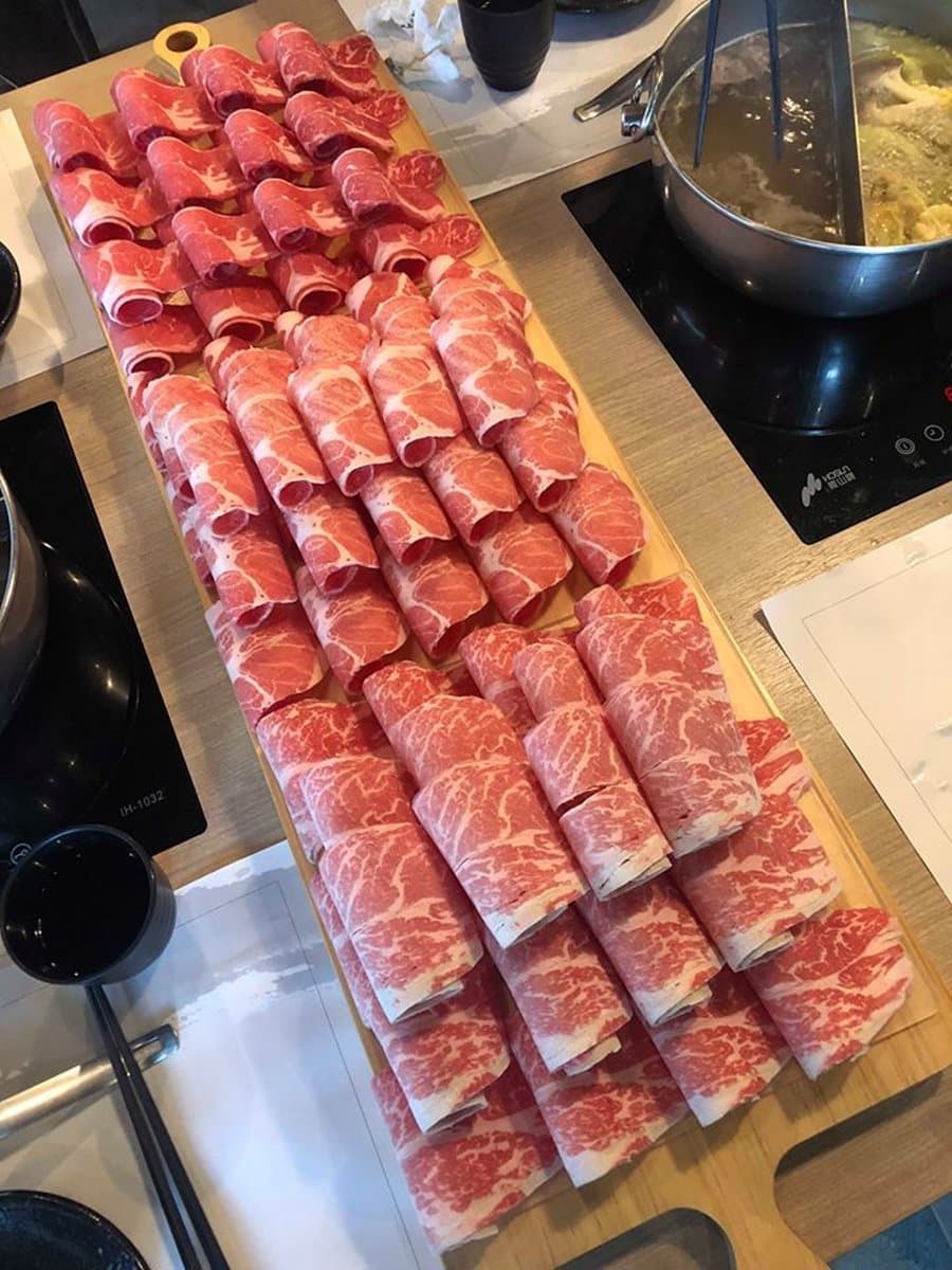 超浮誇!100盎司大分量肉盤火鍋多到滿出來 超浮誇!100盎司大分量肉盤火鍋多到滿出來