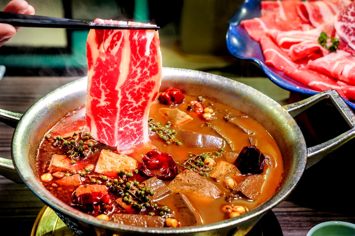 【新開店】王品又來了！「青花驕」麻辣鍋獨特湯頭可以喝