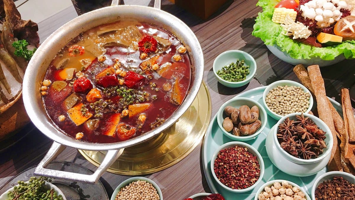 【新開店】王品又來了！「青花驕」麻辣鍋獨特湯頭可以喝