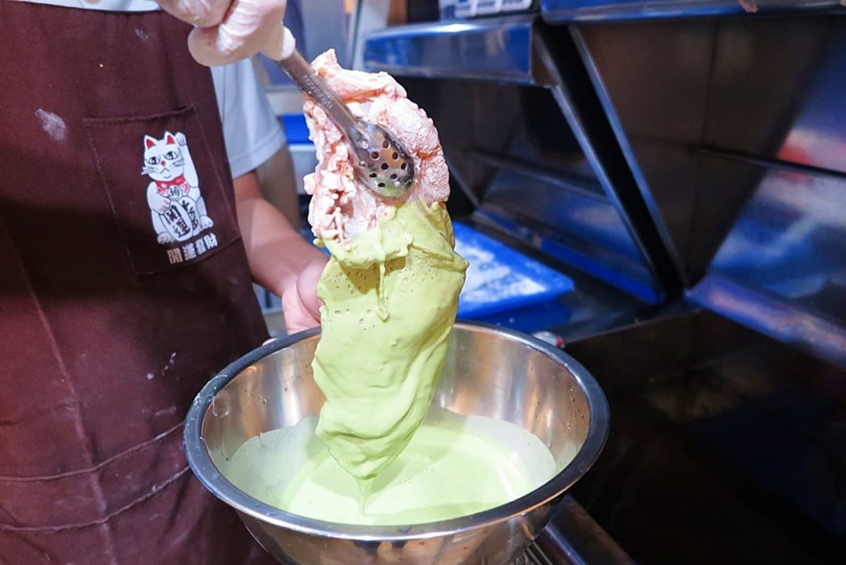 【新開店】「彩色雞排」8種顏色超吸睛！抹茶、墨魚都入味！