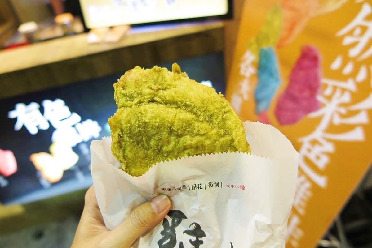 【新開店】「彩色雞排」8種顏色超吸睛！抹茶、墨魚都入味！