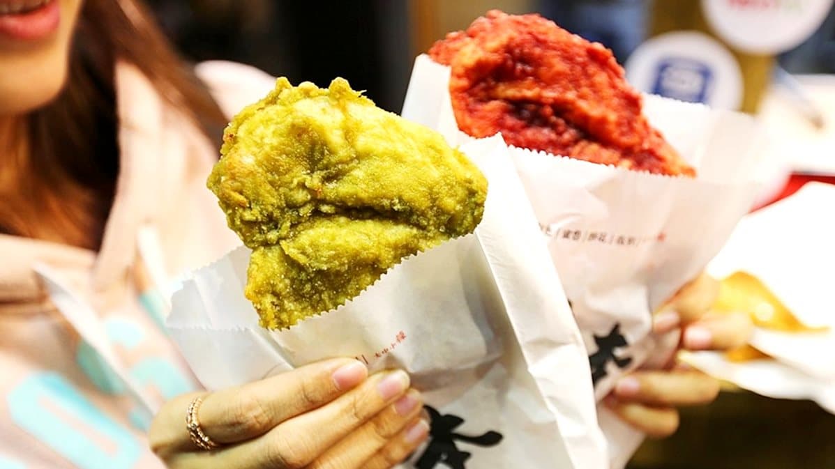 【新開店】「彩色雞排」8種顏色超吸睛！抹茶、墨魚都入味！