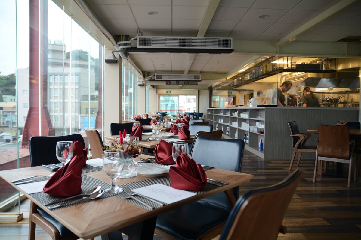 【新開店】最「擋路」的景觀餐廳  蓋在陸橋上全台僅一家 