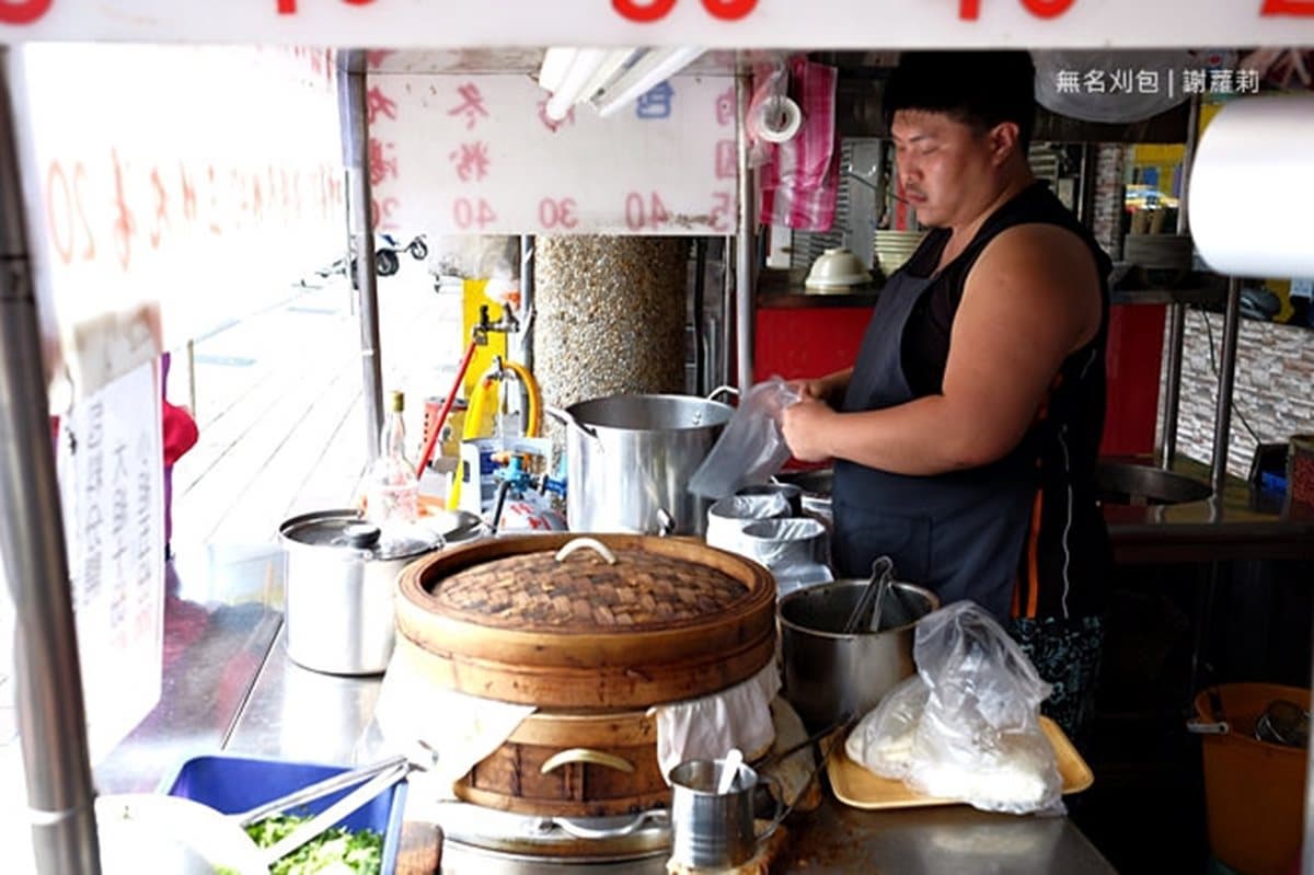  太誇張！無名刈包店排隊排到隔壁巷