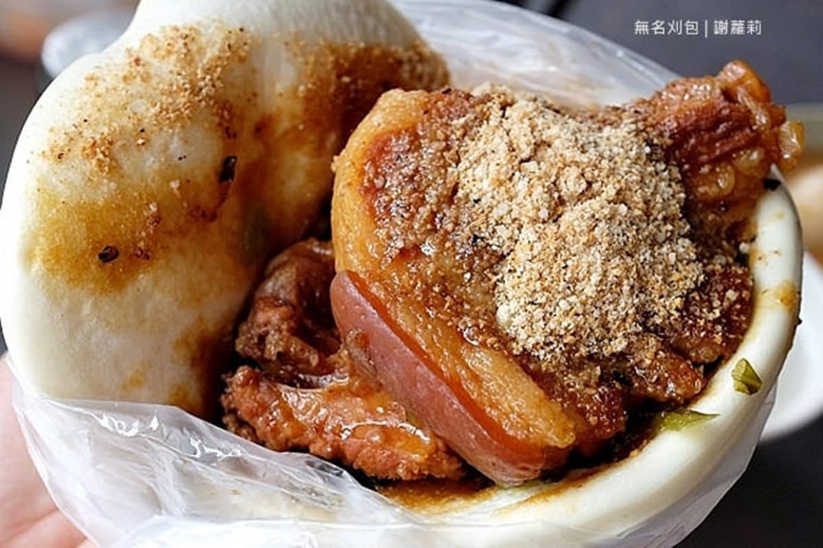  太誇張！無名刈包店排隊排到隔壁巷