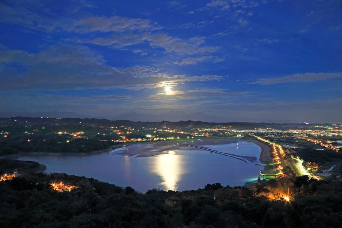衝一波看夜景！高雄「崗山之眼」暑假限定、夜間開放，推預約制星光票