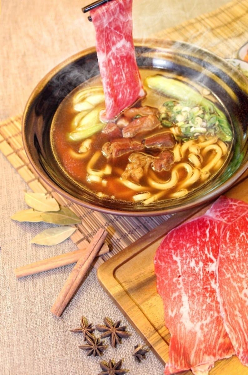 牛肉麵不夠看！「牛排麵」一口麵一口牛排才享受