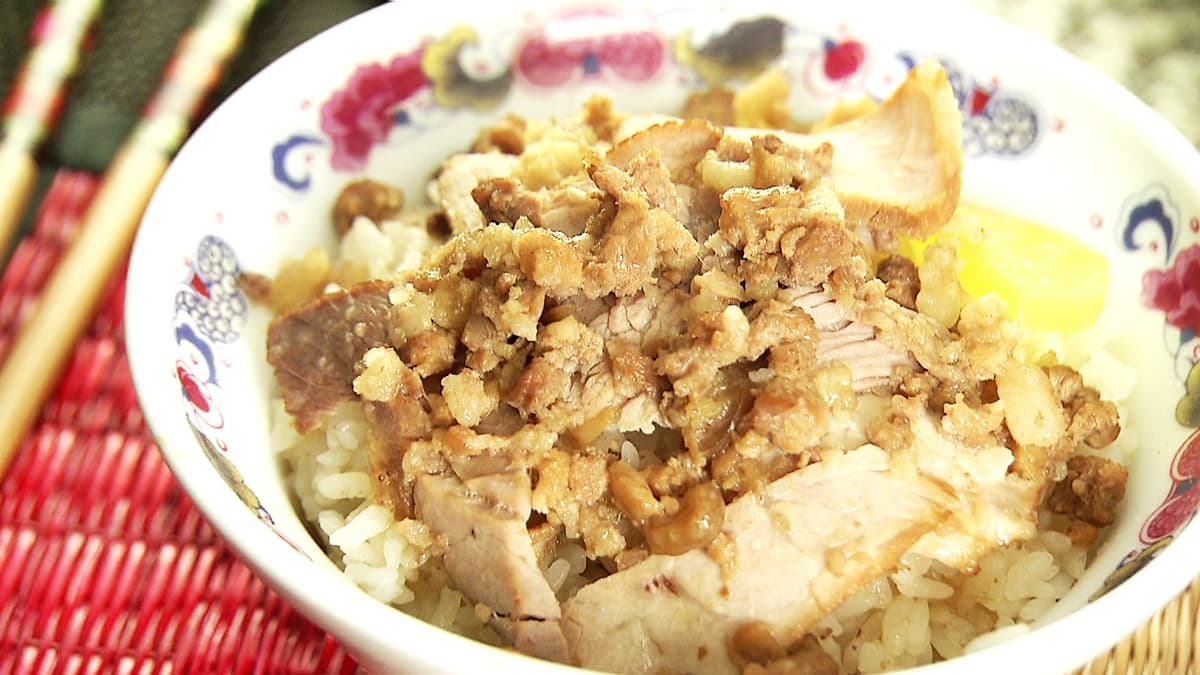 嘉義人早餐這樣吃！肉片滷肉飯+蟳粿+炸豬皮胡瓜湯，晚來吃不到