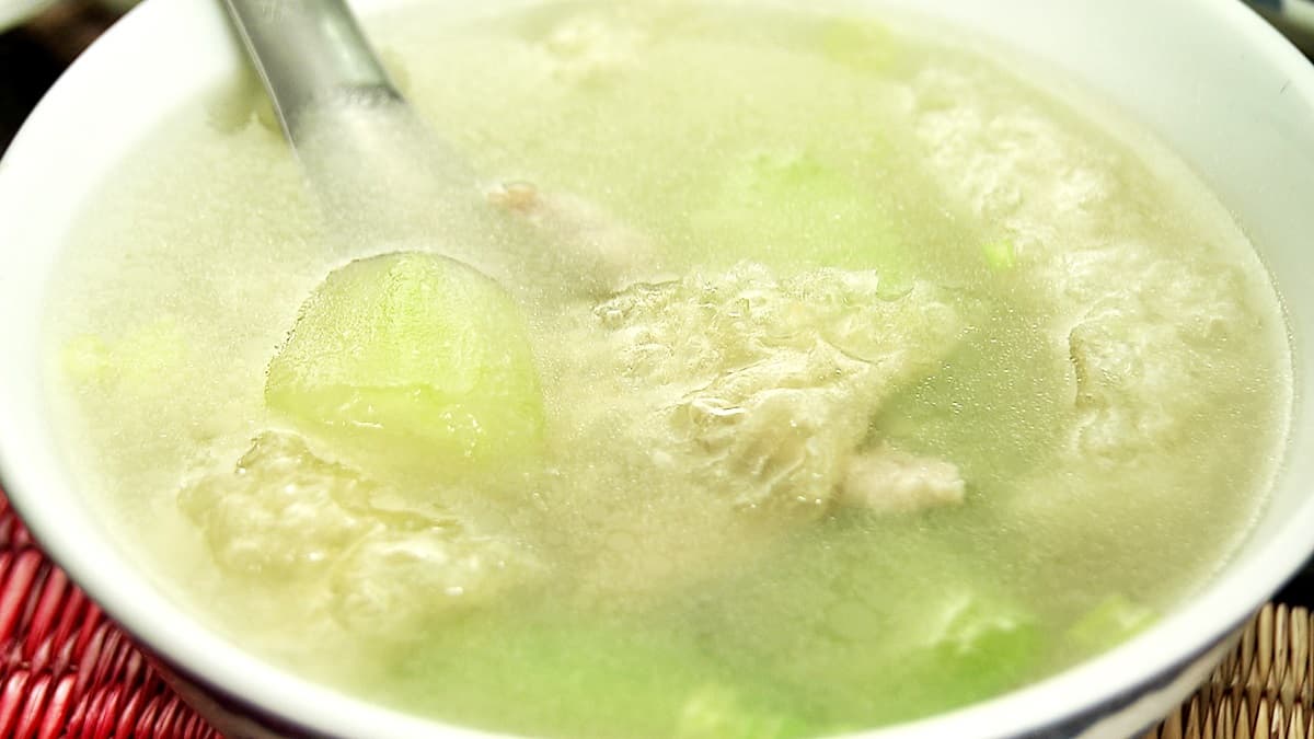嘉義人早餐這樣吃！肉片滷肉飯+蟳粿+炸豬皮胡瓜湯，晚來吃不到