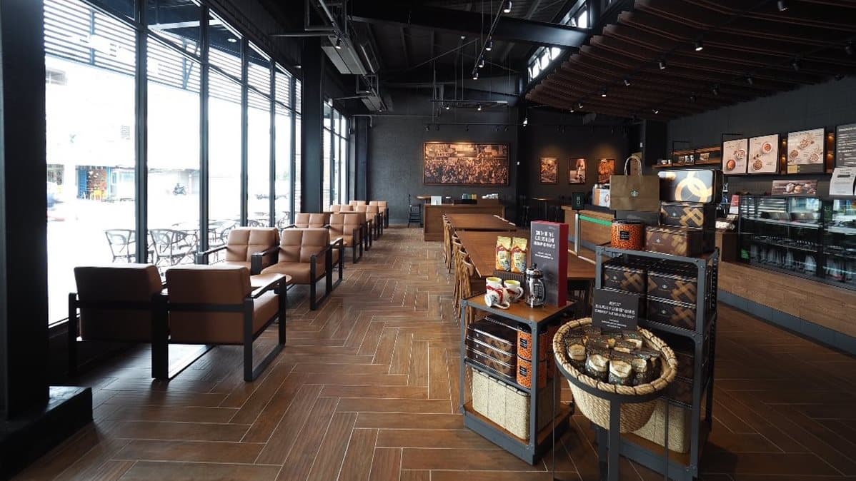 藝術牆成亮點！星巴克東台灣工業風門市開幕