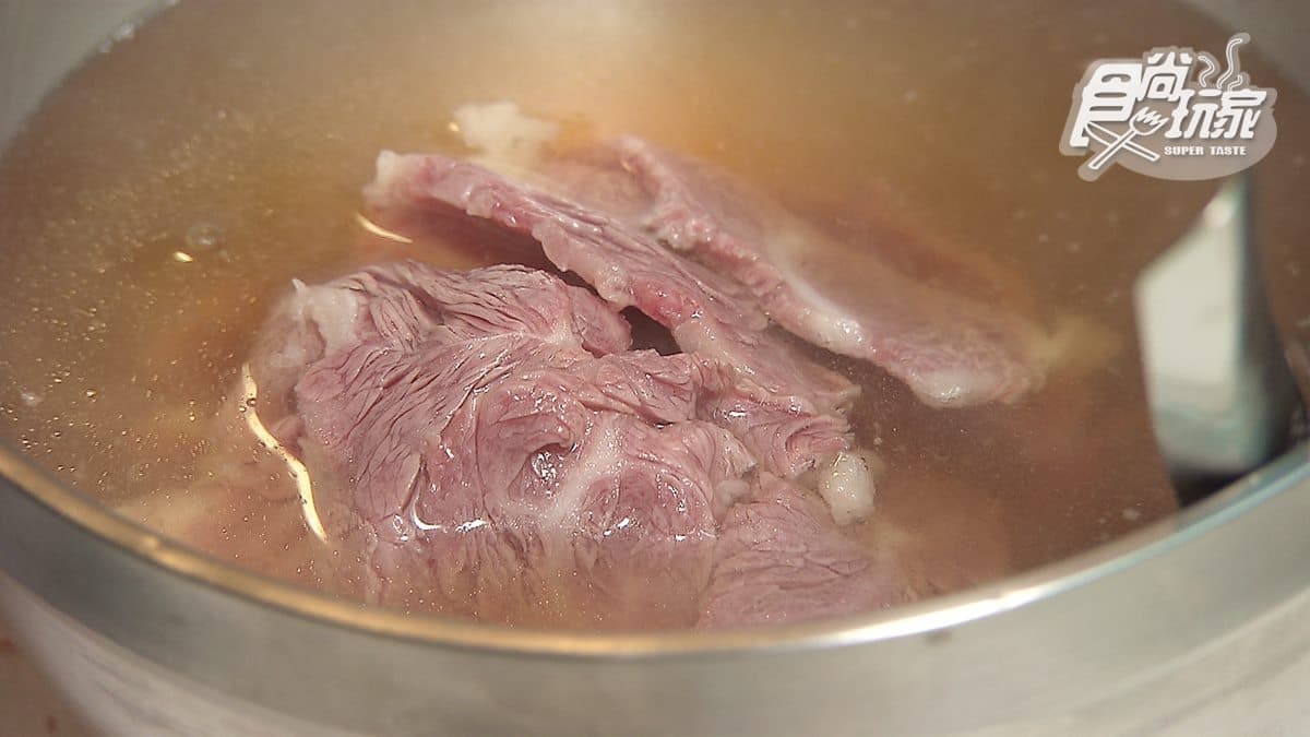 台南消夜首選牛肉湯！頂級、花紋、上等牛肉任你選，還送牛肉燥飯