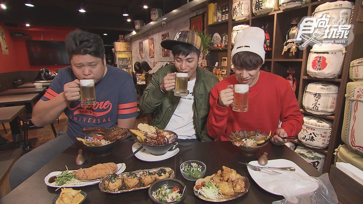 台北超霸氣丼飯！「黑豚戰斧丼」肋排比臉大，「雙拼特盛丼」肉多到滿出來