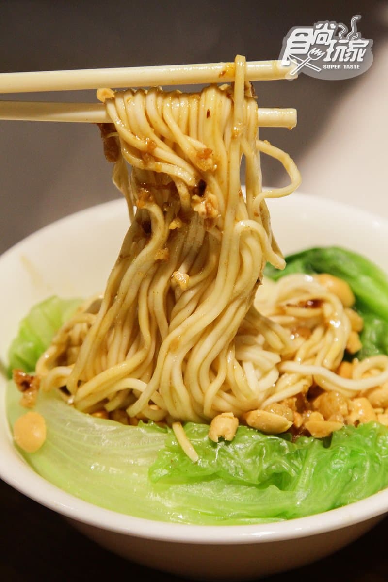 【新開店】小吃華麗改造！秘製「滷大腸飯」時尚上桌