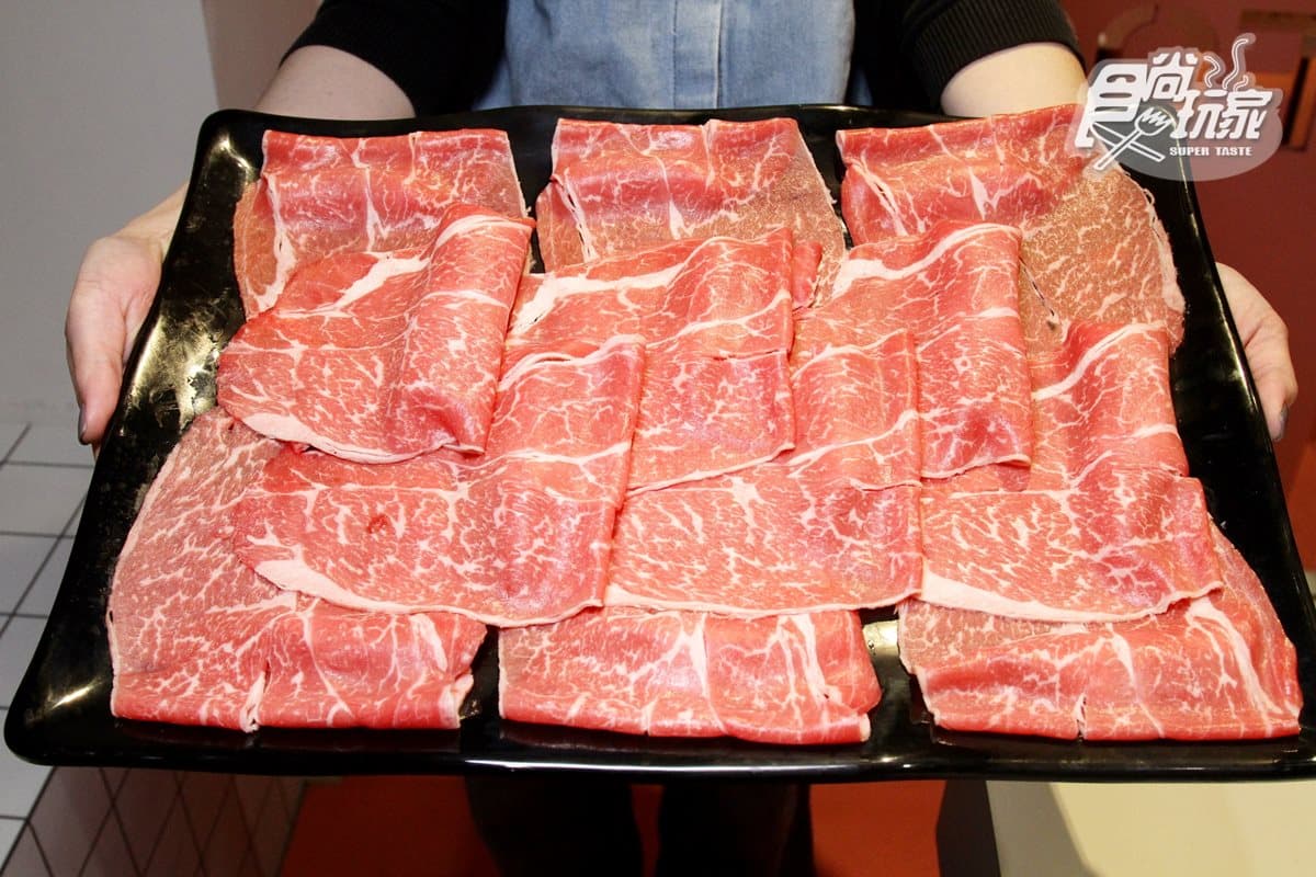 網美最愛！粉嫩夢幻系火鍋店，大口吃肉還能拍美照