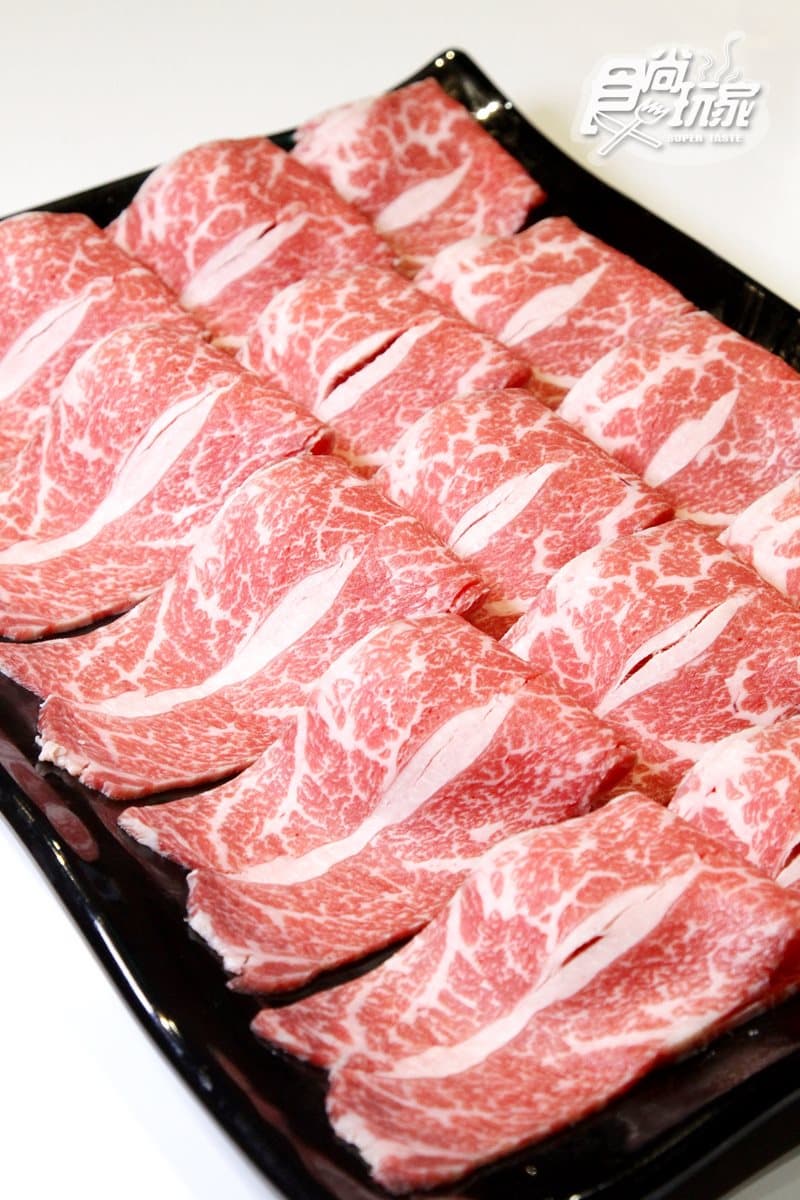 網美最愛！粉嫩夢幻系火鍋店，大口吃肉還能拍美照