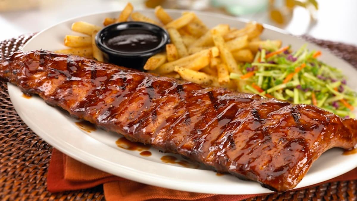 大口吃肉囉！「TGI FRIDAYS」連三周豬肋排買一送一！