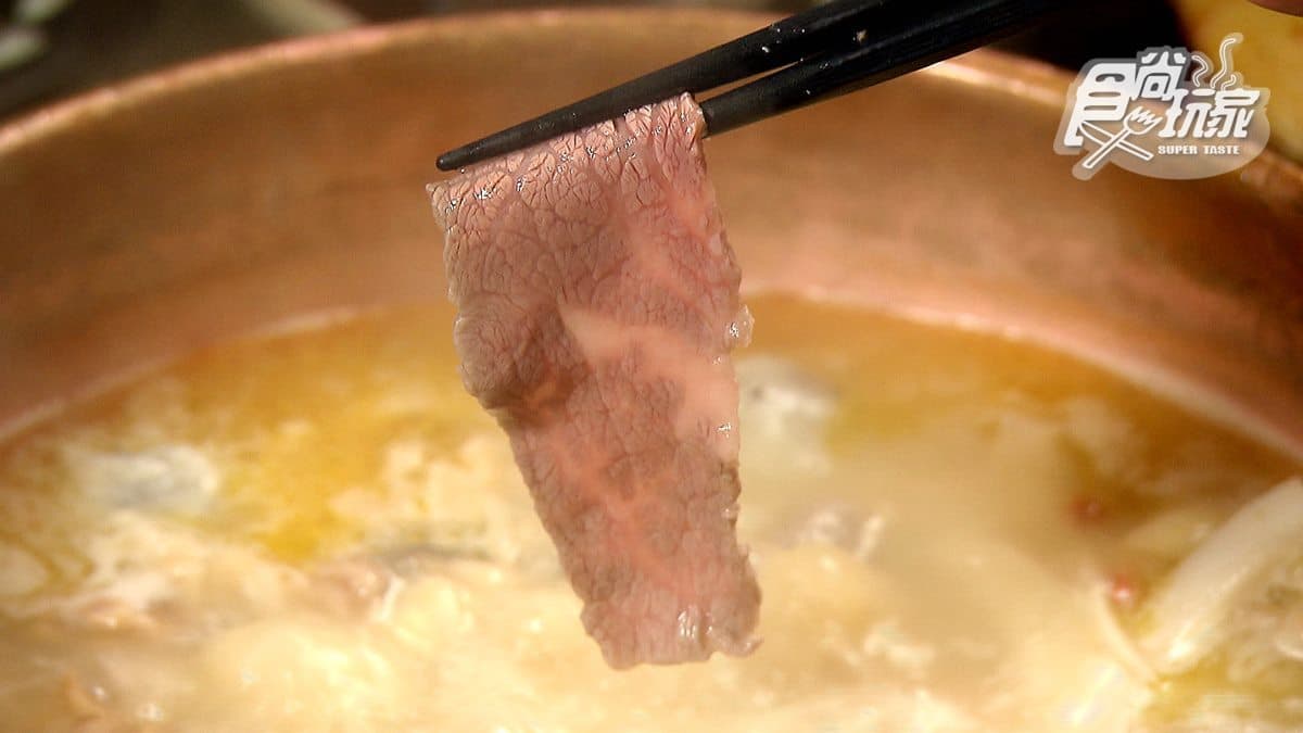 這火鍋燒起來啦！龍蝦湯底超濃郁像在喝蝦膏