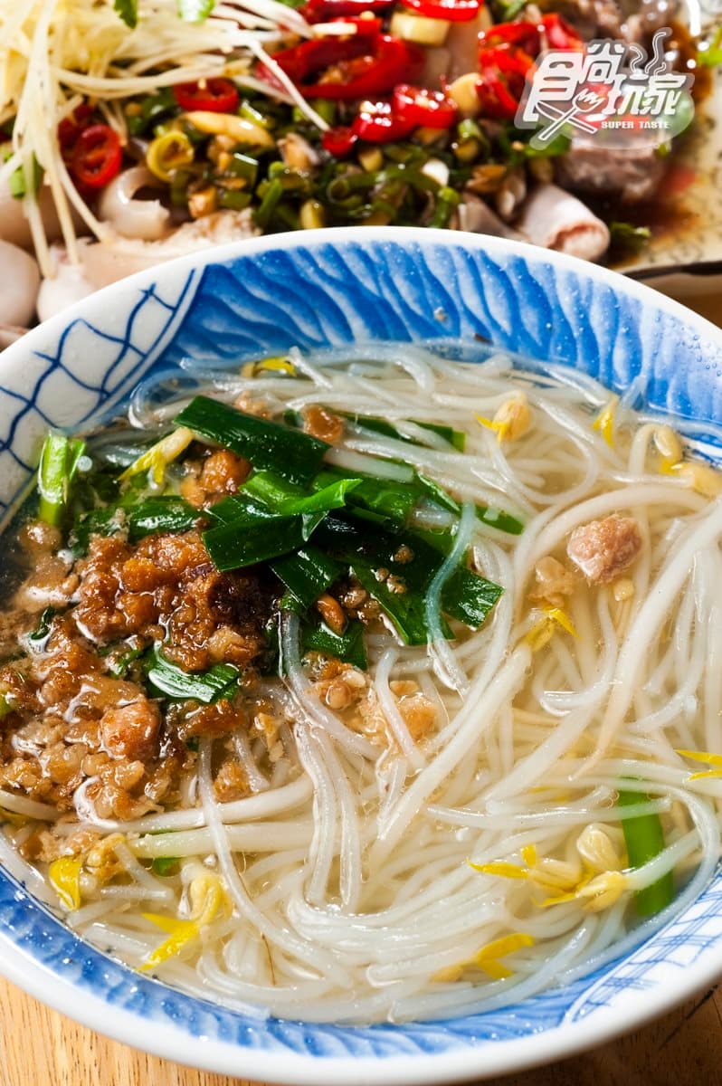 這4家草屯人從小吃到大：百年「油泡」肉圓、榕樹下扣仔嗲、QQ七彩冰、米粉湯配黑白切